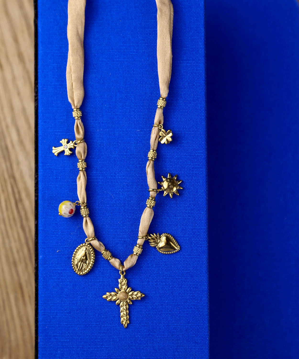 Bijoux-collier-beige-croix