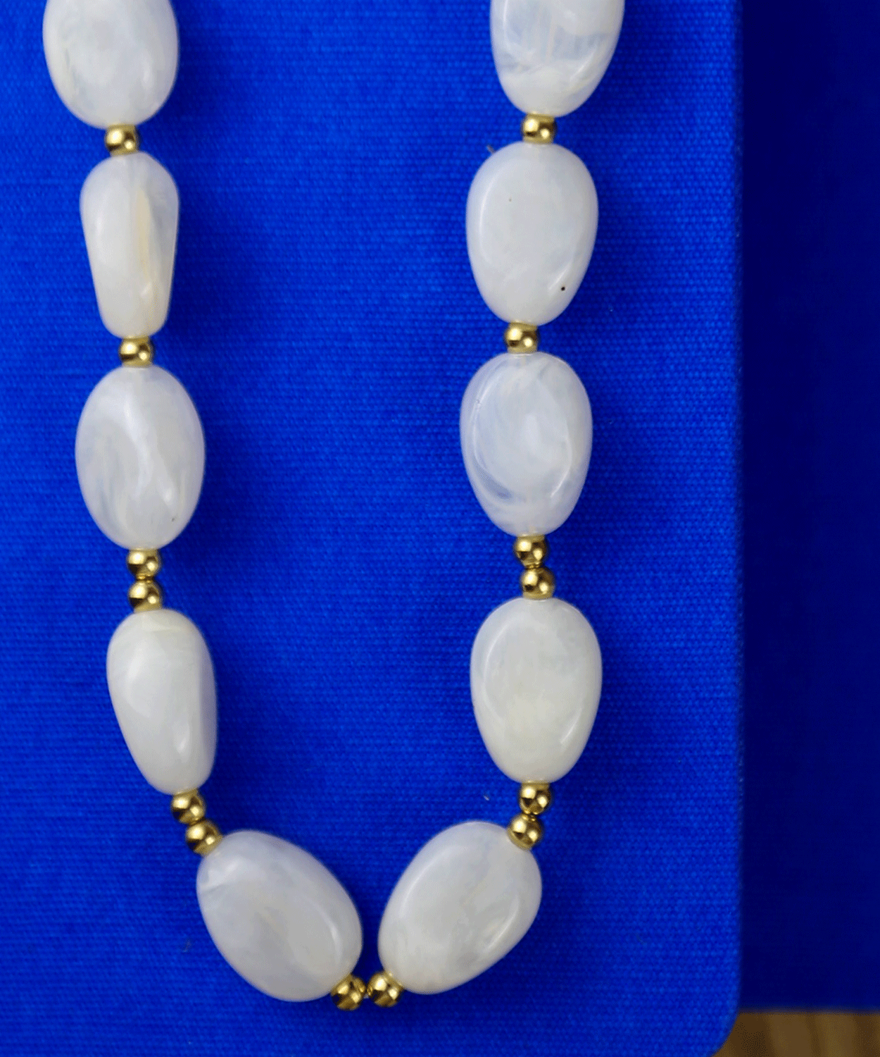 Bijoux-collier-blanc-pierre