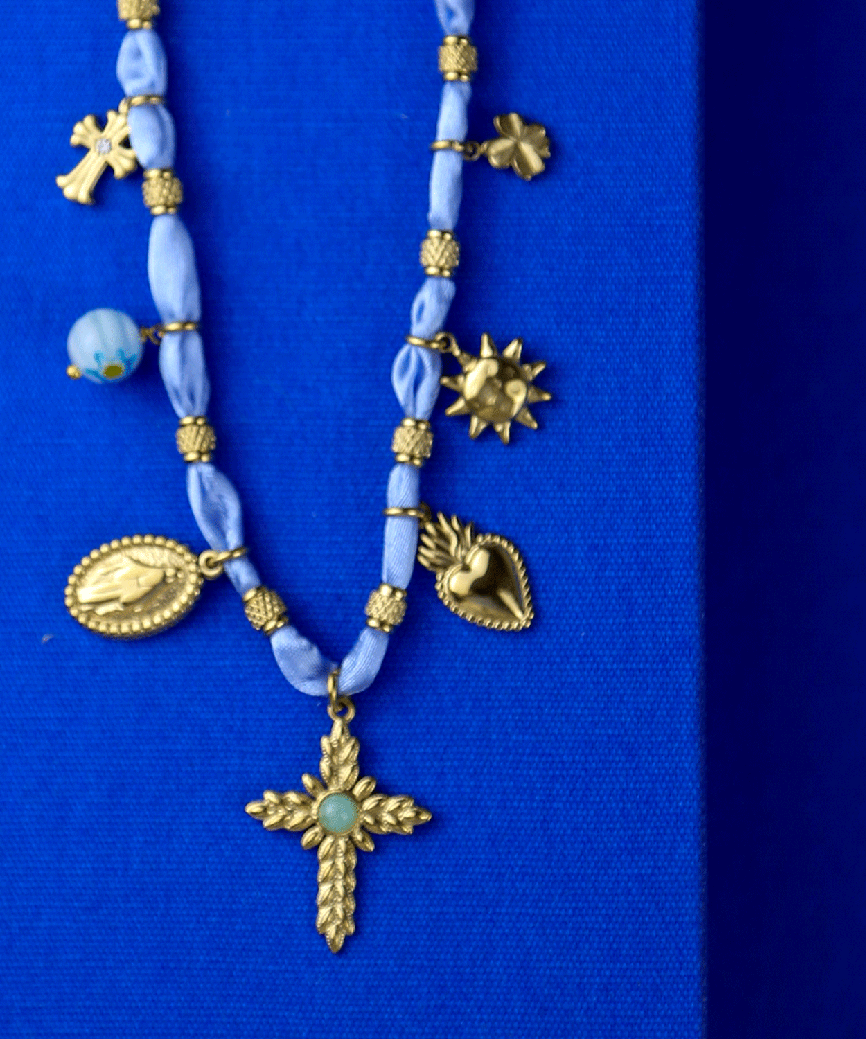 Bijoux-collier-bleu-croix