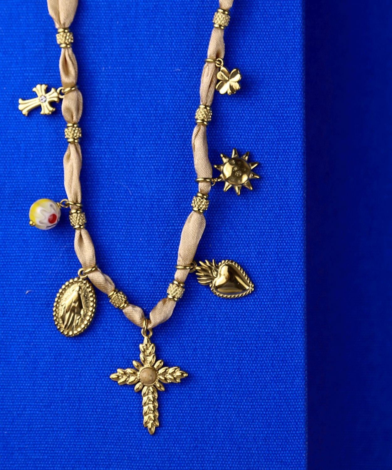 Bijoux-collier-croix-beige