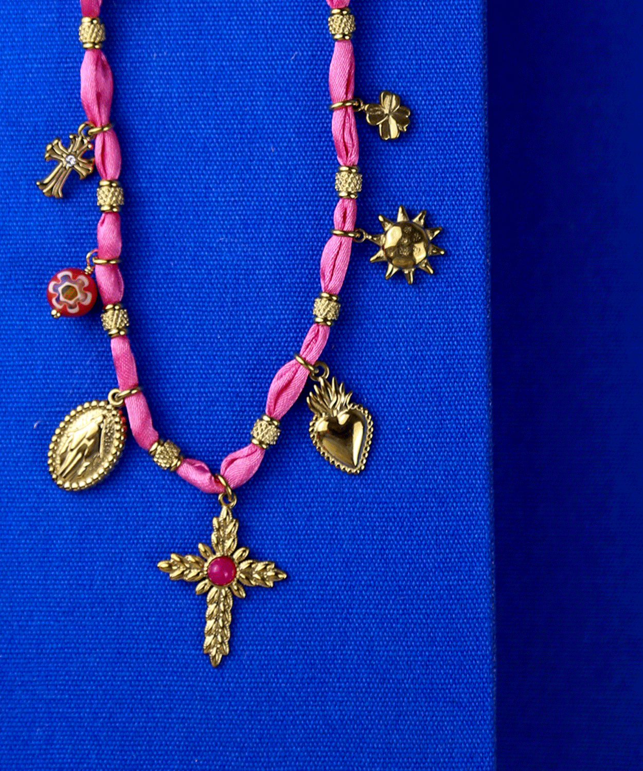 Bijoux-collier-croix-rose