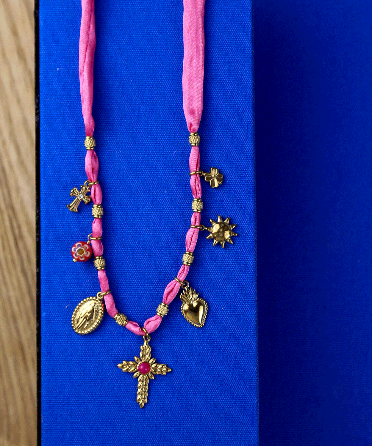 Bijoux-collier-rose-croix